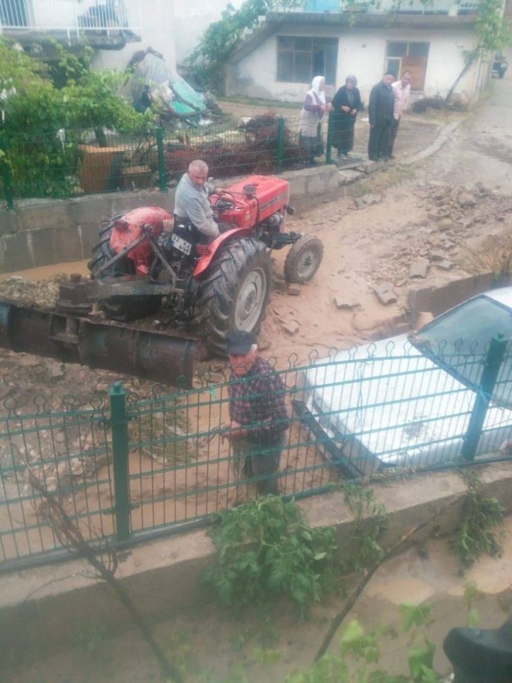Sağanak Yağışla Gelen Sel, Otomobili Dereye Sürükledi