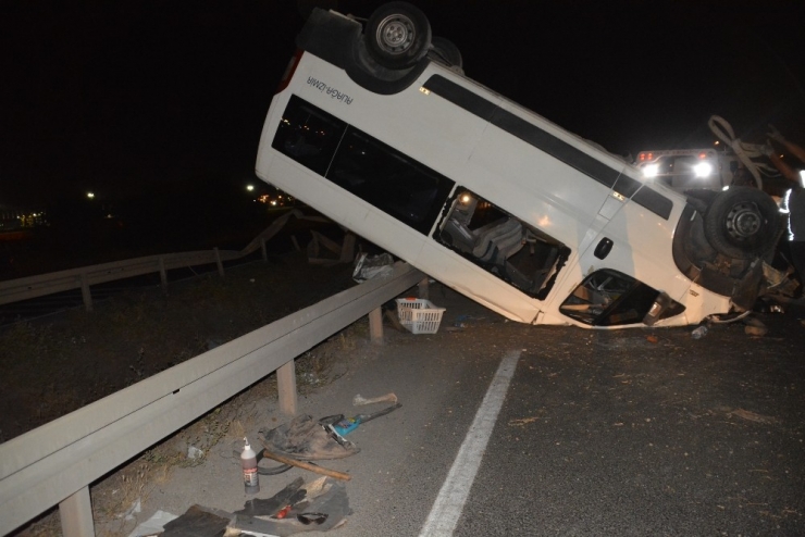 İzmir ‘De Yolcu Otobüsü Devrildi.1 Kişi Yaralandı.