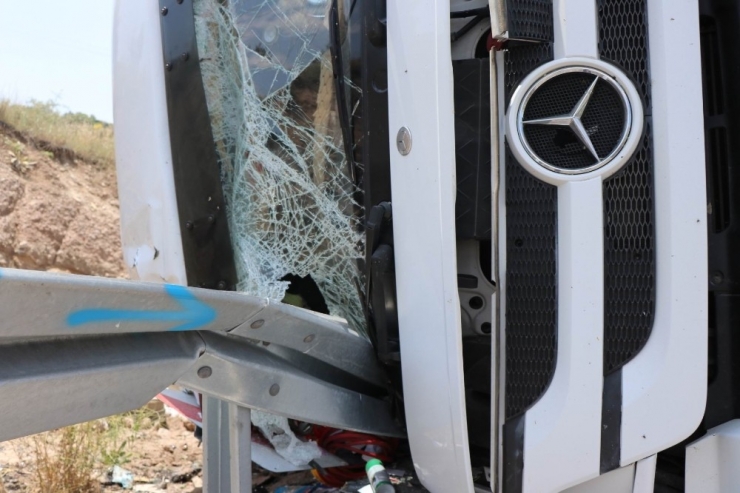 Bariyer, Devrilen Tıra Ok Gibi Saplandı