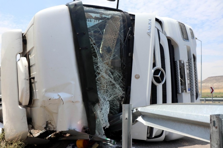 Bariyer, Devrilen Tıra Ok Gibi Saplandı