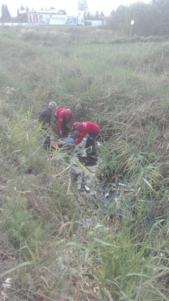 Yayalara Çarpan Otomobil Şarampole Uçtu: 6 Yaralı