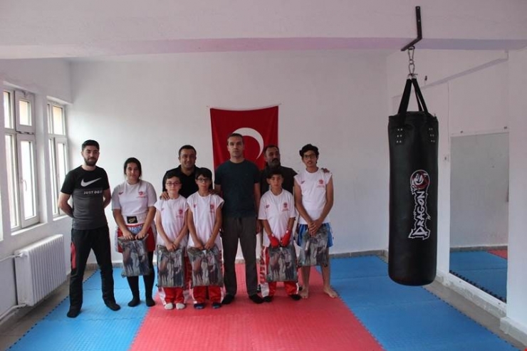 Kick Boks’ta Başarılı Olan Öğrenciler Ödüllendirildi