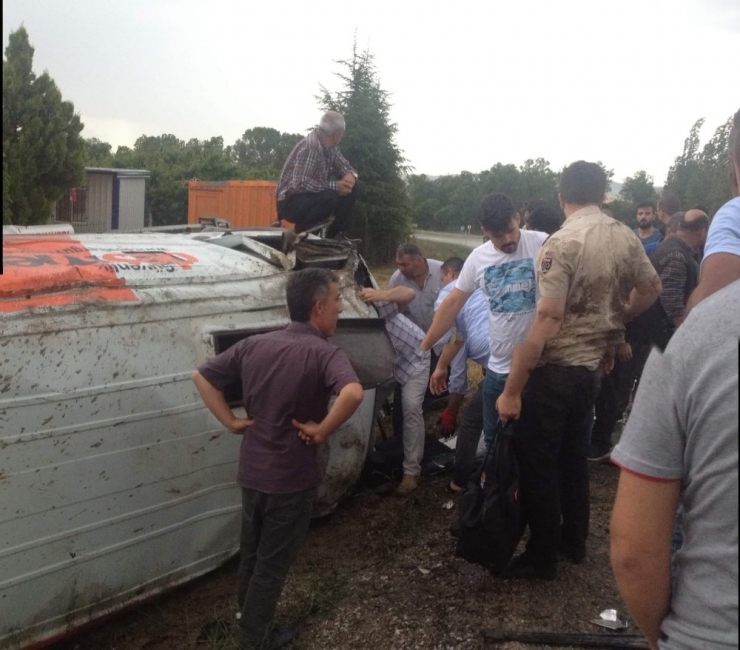 Banka Nakil Aracı Devrildi: 2 Yaralı