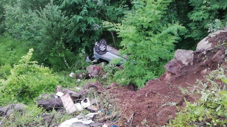 Kontrolden Çıkan Otomobil Uçuruma Yuvarlandı: 2 Yaralı