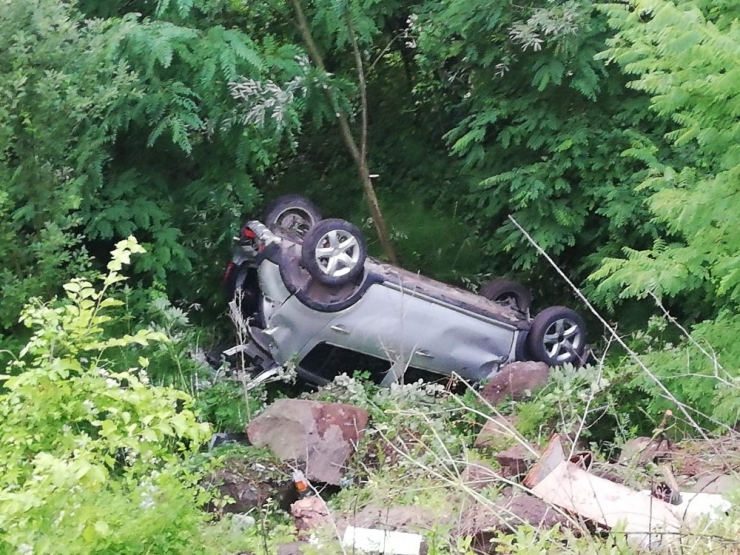 Kontrolden Çıkan Otomobil Uçuruma Yuvarlandı: 2 Yaralı