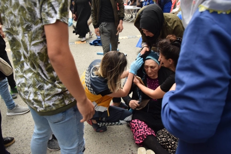 Şiddetli Rüzgarda Uçan Pazar Demiri Yaşlı Kadını Yaraladı