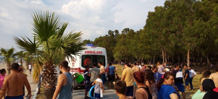 Davutlar Sevgi Plajı’nda Boğulan Bir Kişi Hastanede Hayata Döndürüldü