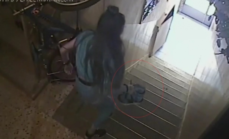 Ayakkabı Hırsızı Kızlar Güvenlik Kamerasına Yakalandı