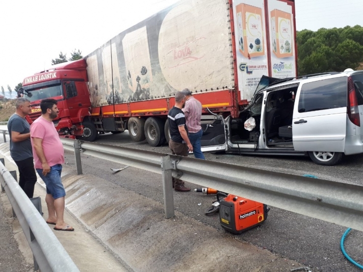 Otomobil Tıra Arkadan Çarptı: 2’si Ağır 3 Yaralı