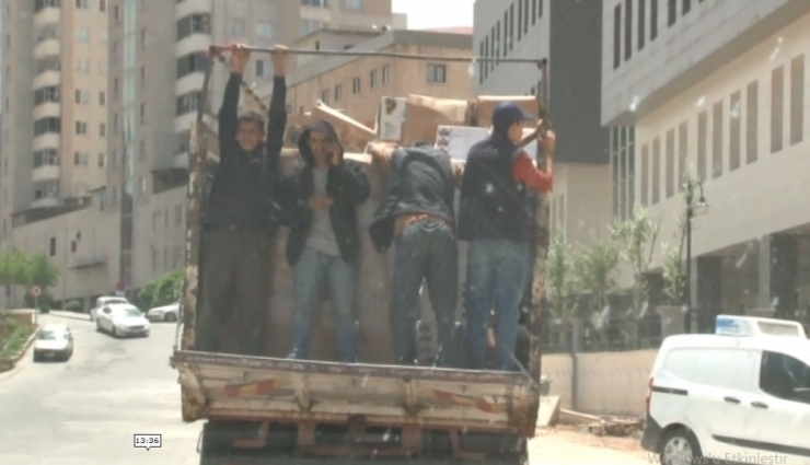 Hamalların Kamyon Kasasında Tehlikeli Yolculuğu
