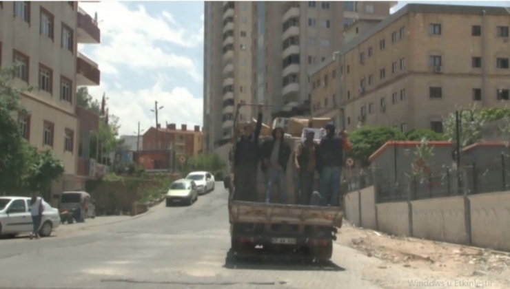 Hamalların Kamyon Kasasında Tehlikeli Yolculuğu