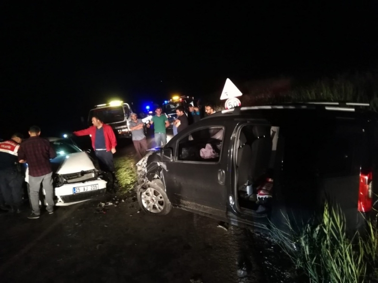 Otomobil İle Hafif Ticari Araç Çarpıştı: 4 Yaralı