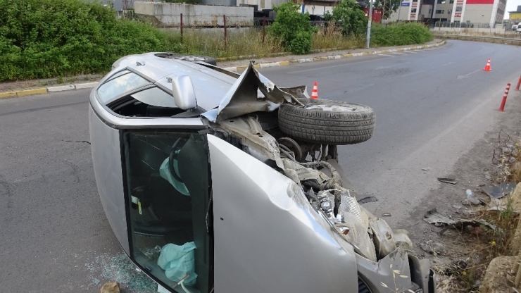 Pendik’de Virajı Alamayan Otomobil Devrildi, Sürücü Ağır Yaralandı
