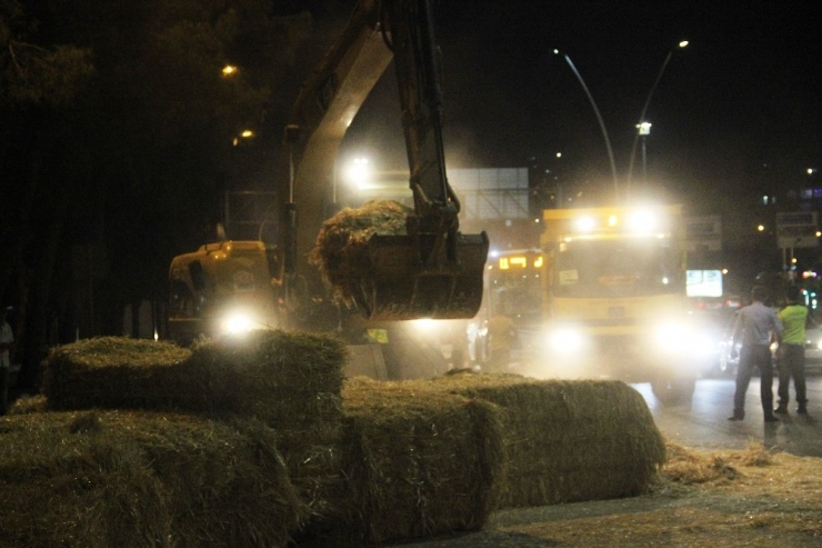 Saman Yüklü Tır Üst Geçide Takıldı