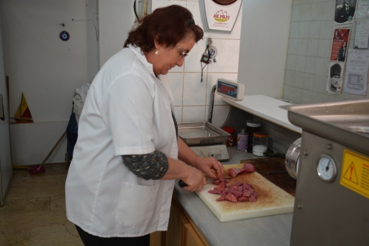 Kadın Kasap Erkeklere Taş Çıkartıyor