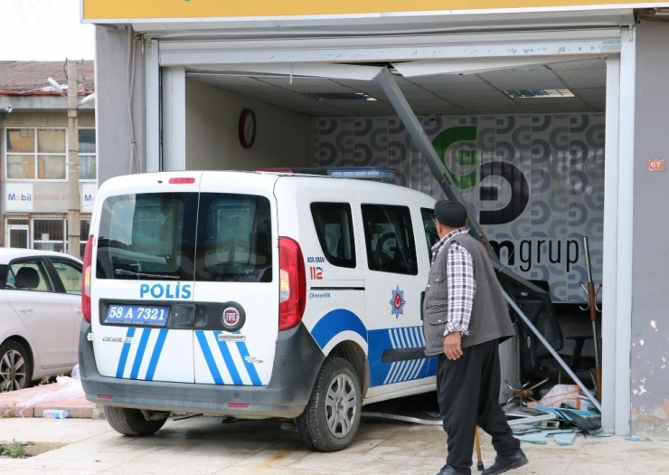 Ekip Otosu İş Yerine Daldı, Çalışanlar Ölümden Döndü