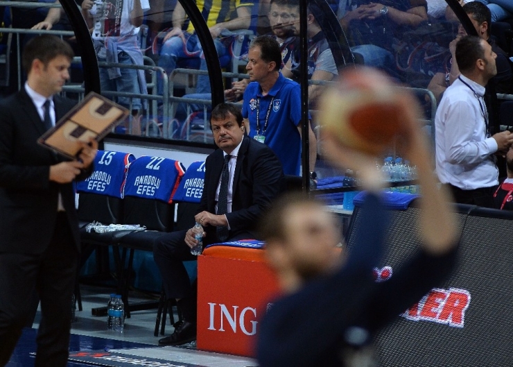 Ergin Ataman Yine Kulaklıkla Sahaya Çıktı