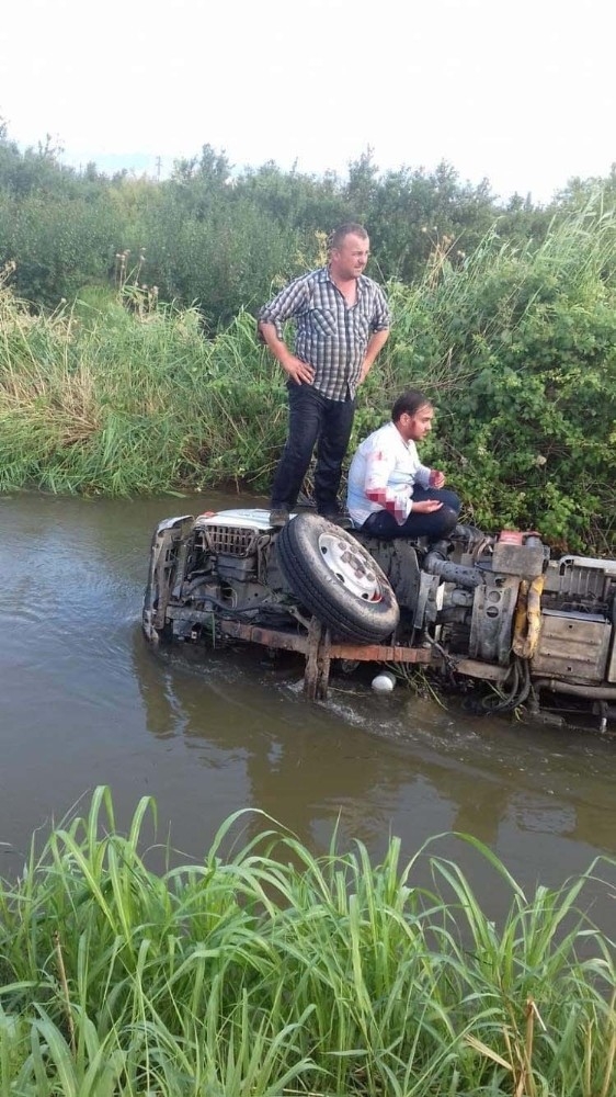 Kamyon Sulama Kanalına Uçtu 2 Yaralı