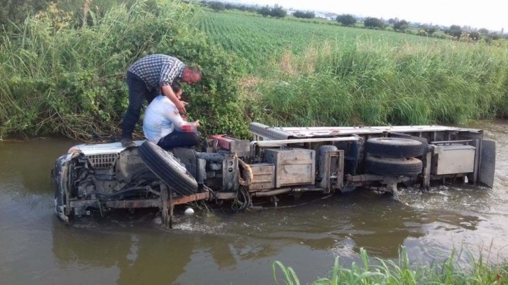 Kamyon Sulama Kanalına Uçtu 2 Yaralı