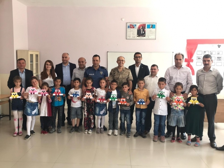 Jandarma, Çocukların Karne Heyecanına Ortak Oldu