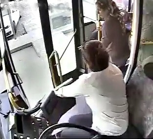 Kadın Sürücü Kalp Krizi Geçiren Yolcuyu Kurtardı