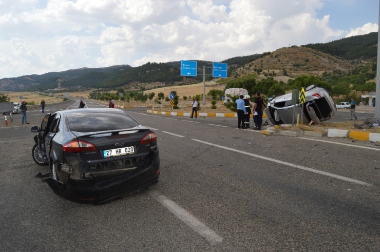 İki Otomobil Çarpıştı: 3 Yaralı