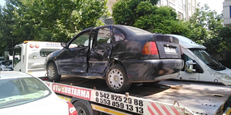 İki Otomobil Çarpıştı: 2 Yaralı