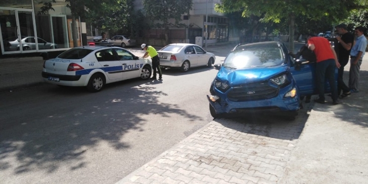 İki Otomobil Çarpıştı: 2 Yaralı