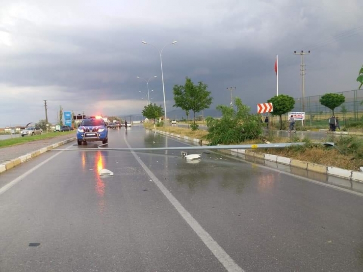 Aydınlatma Direğine Çarpan Lüks Araç Kendi Etrafında Defalarca Döndü: 2 Yaralı