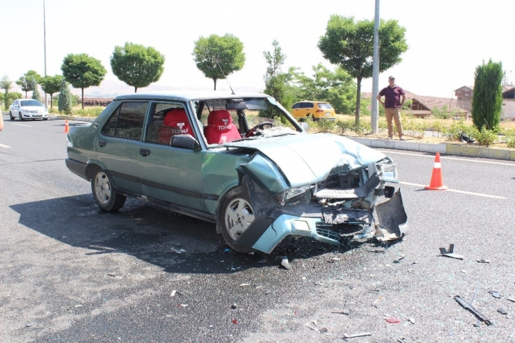 Elazığ’da Otomobiller Çarpıştı: 2’si Çocuk 8 Yaralı