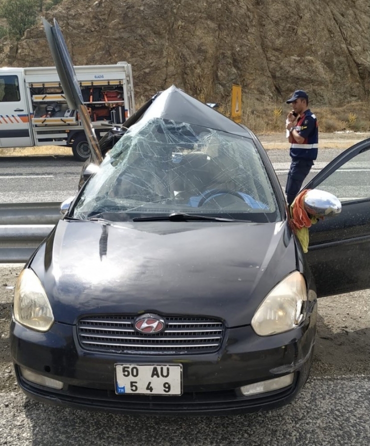 Otomobil Bariyere Çarptı: 1 Ölü, 1 Yaralı