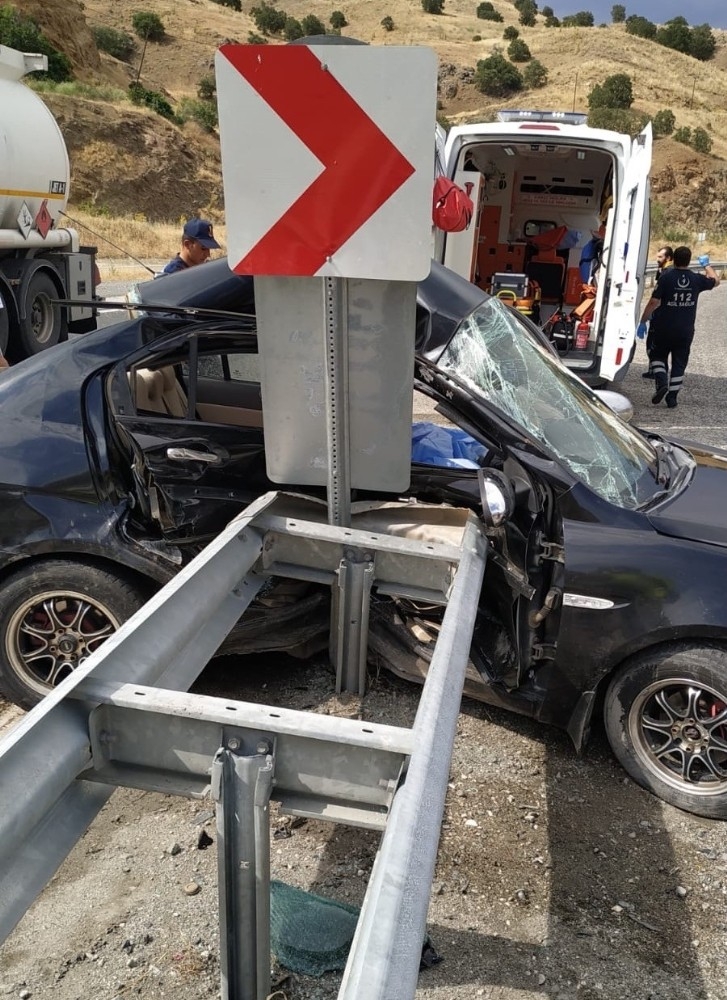 Otomobil Bariyere Çarptı: 1 Ölü, 1 Yaralı