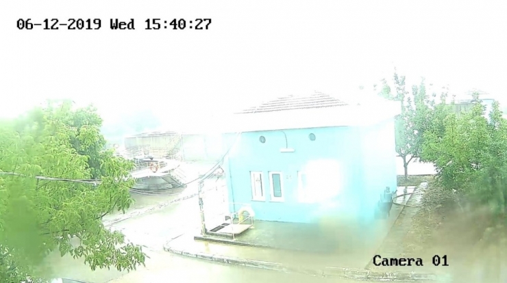 Yıldırım Düşmesi Güvenlik Kamerasına Yansıdı