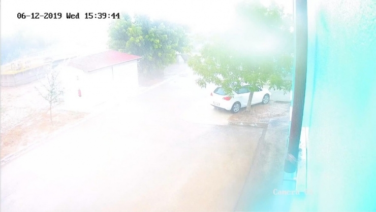 Yıldırım Düşmesi Güvenlik Kamerasına Yansıdı