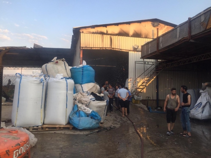 Kumluca Plastik Geri Dönüşüm Atölyesinde Yangın