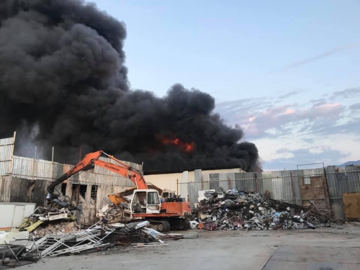 Kumluca Plastik Geri Dönüşüm Atölyesinde Yangın