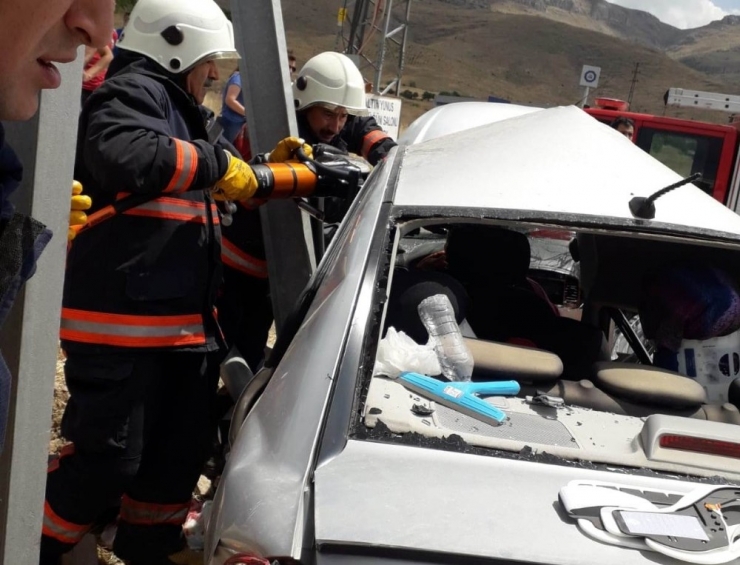 Malatya’da Otomobil Aydınlatma Direğine Çarptı: 6 Yaralı