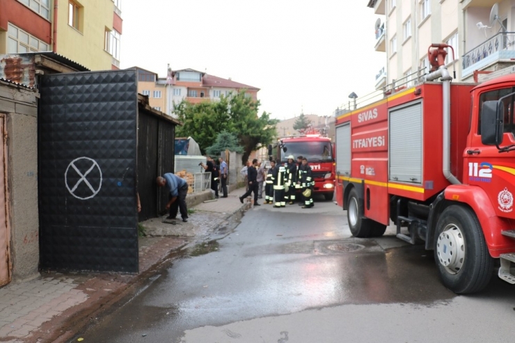 Sivas’ta Garajda Korkutan Yangın
