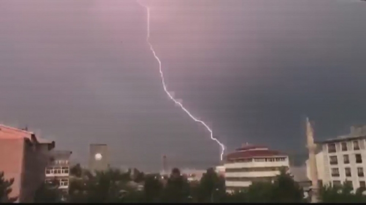 Düşen Yıldırım Evi Kül Etti