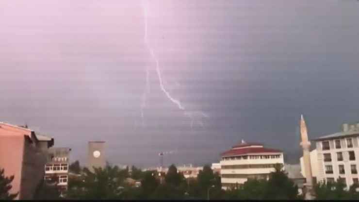 Düşen Yıldırım Evi Kül Etti