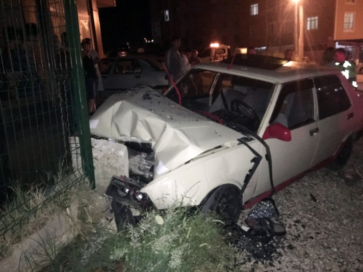 Tekirdağ’da Plakasız Araç Duvara Çarptı: 1 Ağır Yaralı