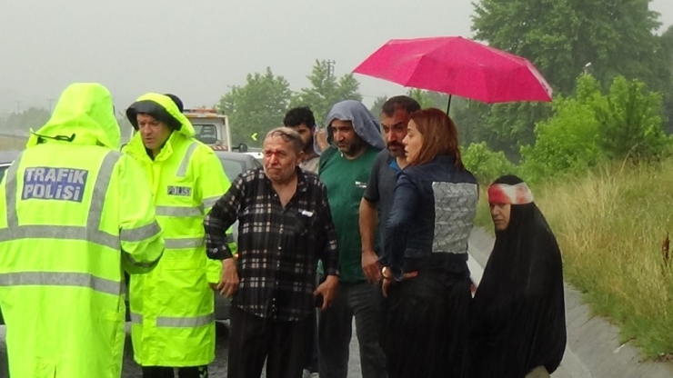 Tem’de Lüks Araç Takla Attı: 4 Yaralı