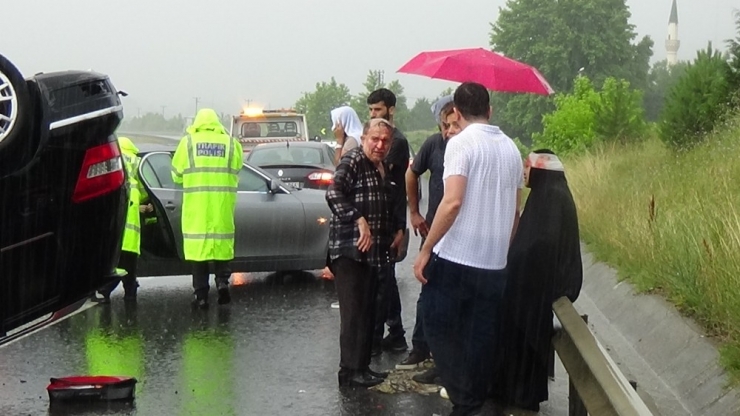 Tem’de Lüks Araç Takla Attı: 4 Yaralı