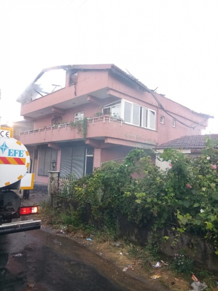 Yıldırım Düşen Evin Çatısı Yandı