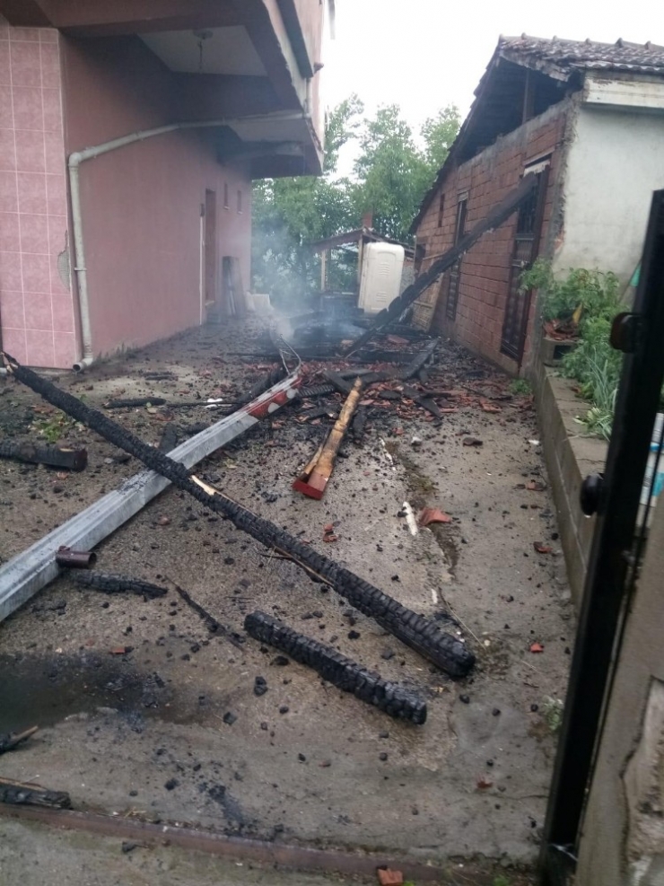 Yıldırım Düşen Evin Çatısı Yandı