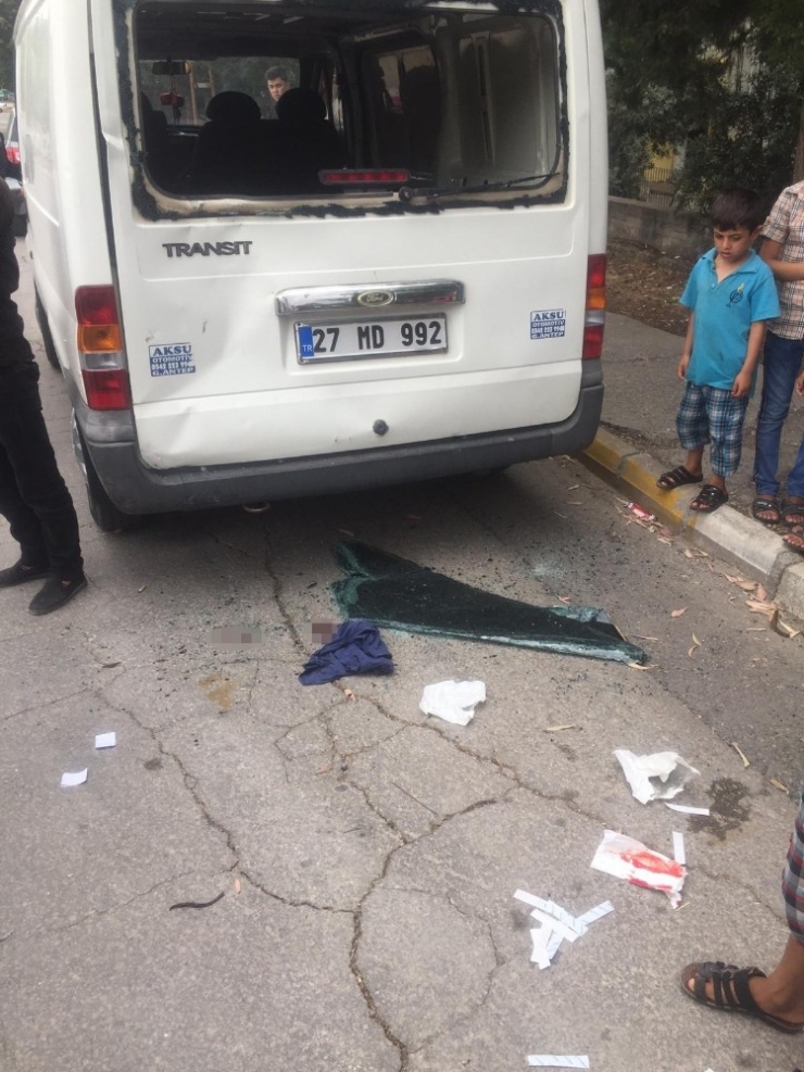 Park Halindeki Araca Çarparak Camdan İçeri Girdi