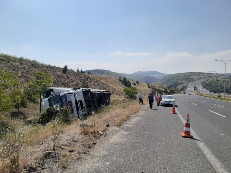 Ankara Çevre Yolu’nda Tır Devrildi: 1 Yaralı