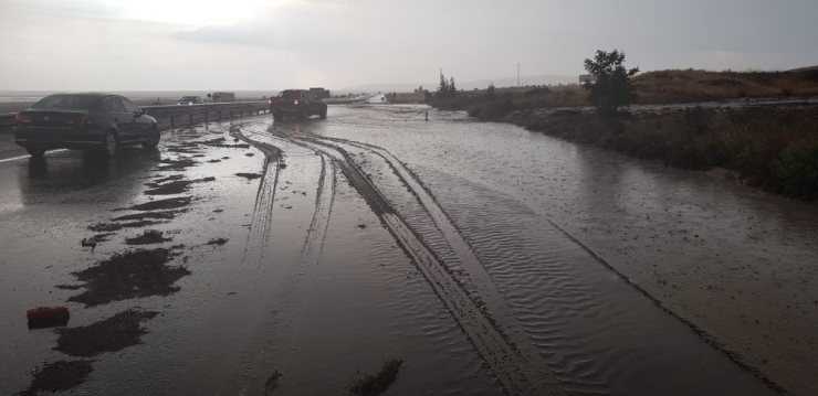 Sel Suları Aksaray-ankara Karayolunu Kapattı