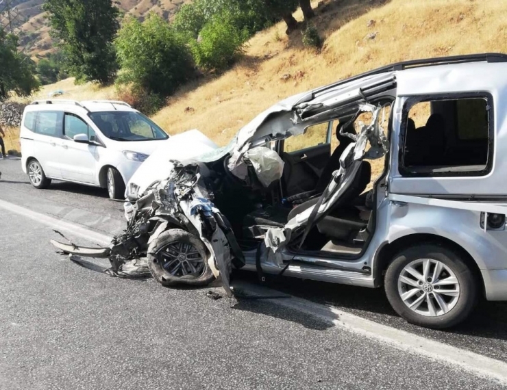Kamyonetler Kafa Kafaya Çarpıştı: 4’ü Ağır 6 Yaralı