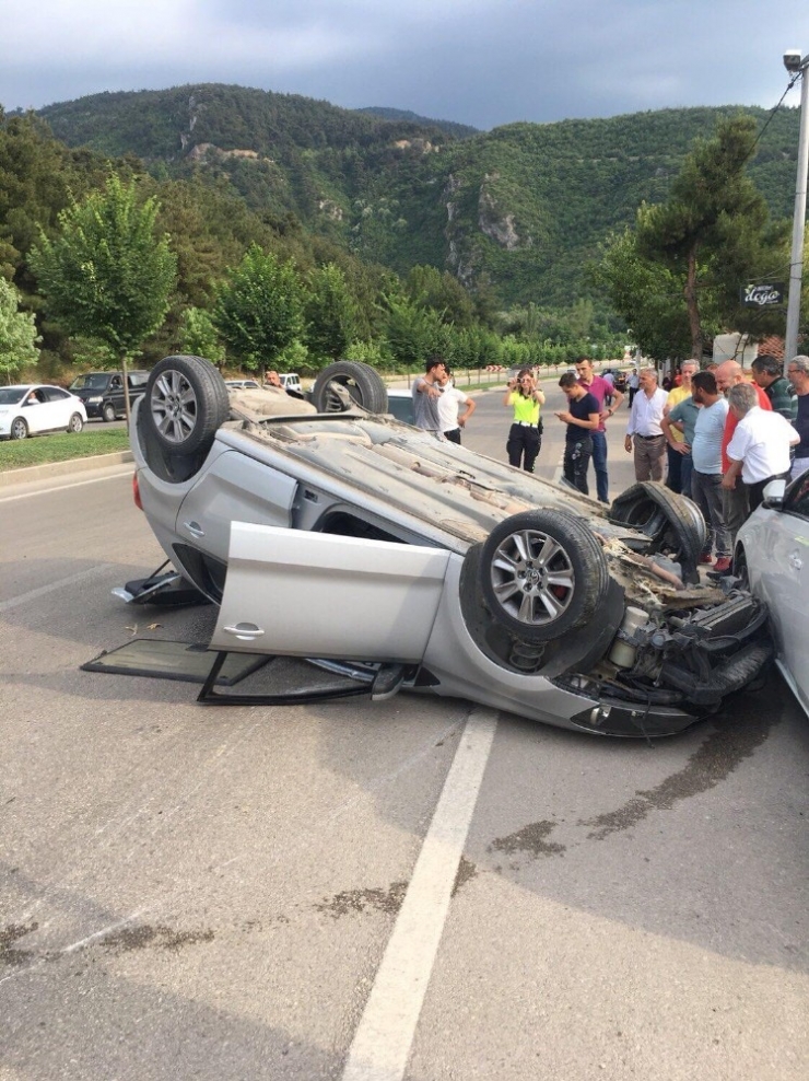 Önce 3 Ağaca Çarptı, Ardından Park Halindeki Araca